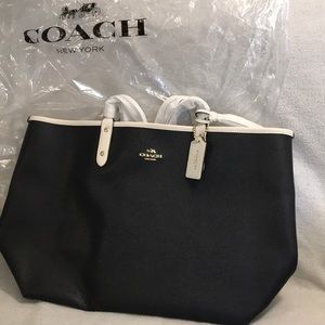 NEW COACH bag black/chalk & White attached Purse